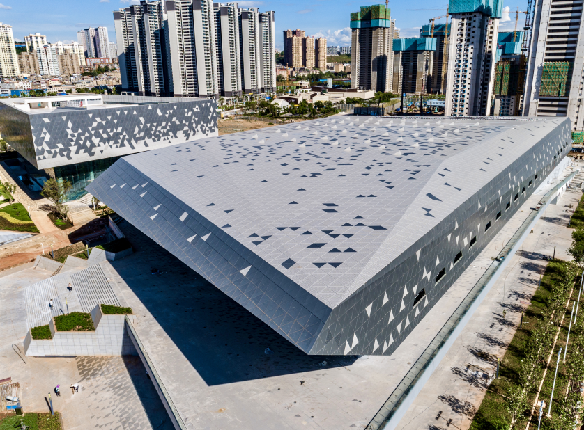 万利建筑工地探访：安全绳上的工程质量
